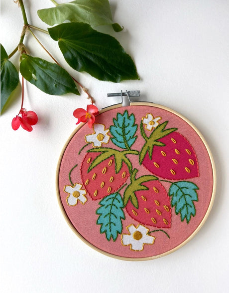 Rikrack Embroidery Strawberries Embroidery Kit, Rikrack 850030308283 850030308283